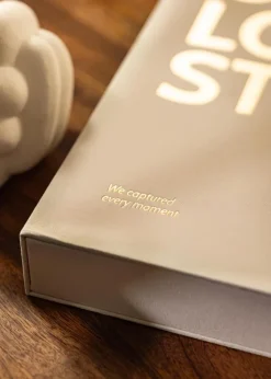 KAILA OUR LOVE STORY Creme - Coffee Table Photo Album (60 Svarta Sidor)