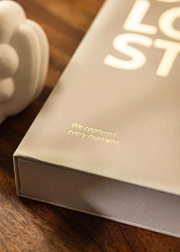 KAILA OUR LOVE STORY Creme - Coffee Table Photo Album (60 Svarta Sidor)