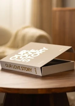 KAILA OUR LOVE STORY Creme - Coffee Table Photo Album (60 Svarta Sidor)